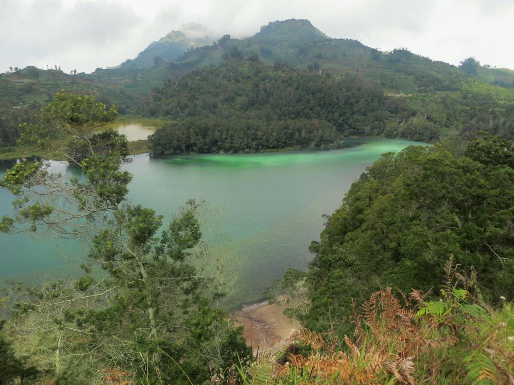 Der farbige See Telaga Warna in Dieng
