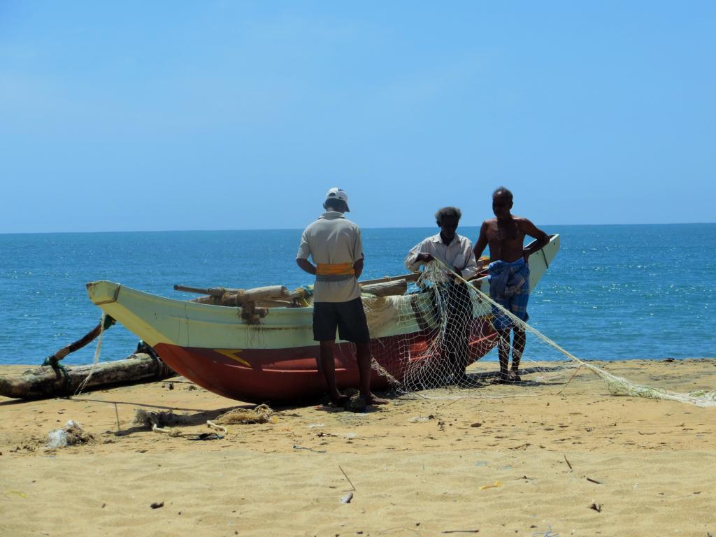 Fischer in der Arugam Bay beim Netzte säubern