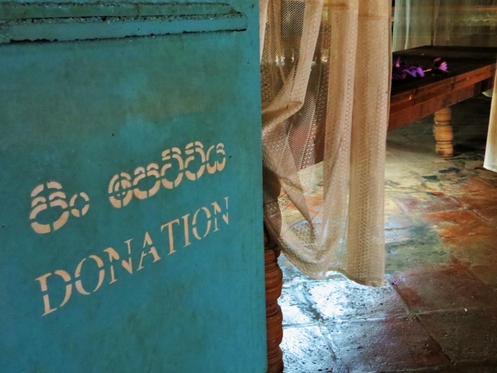 Spenden im buddhistischen Tempel in Sri Lanka