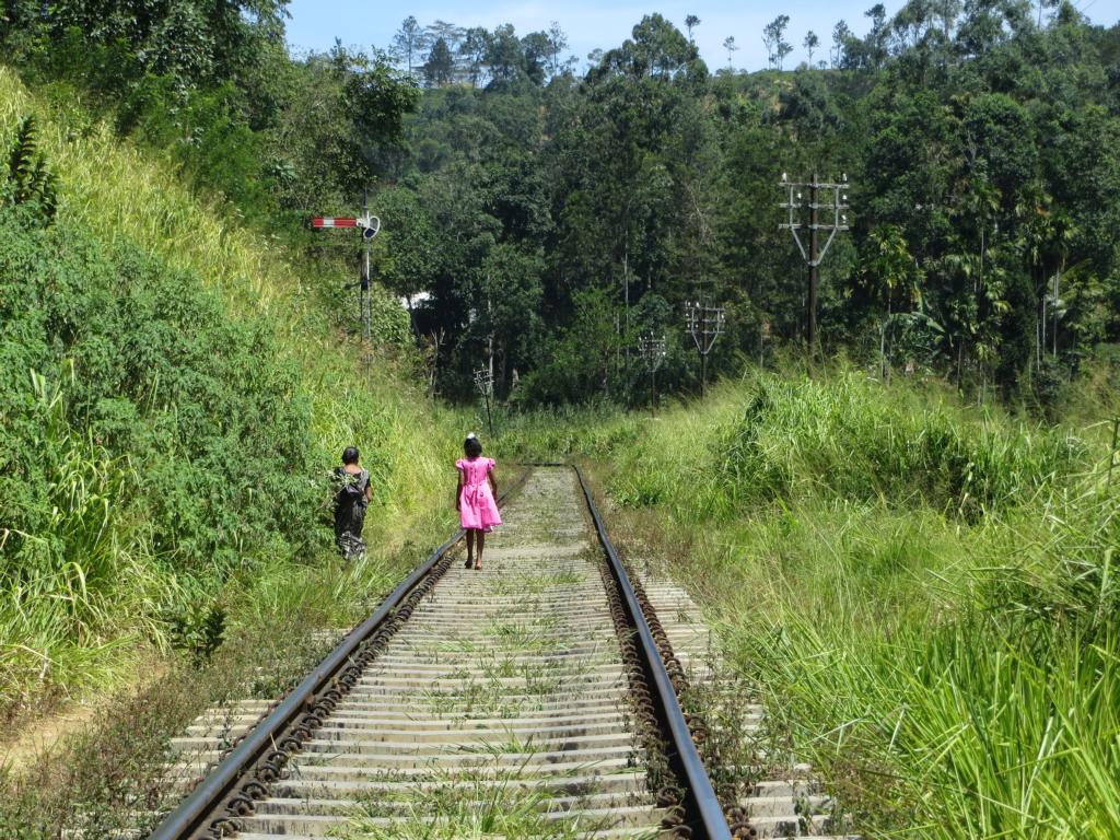Auf den Bahnschienen unterwegs. Alltag in Sri Lanka