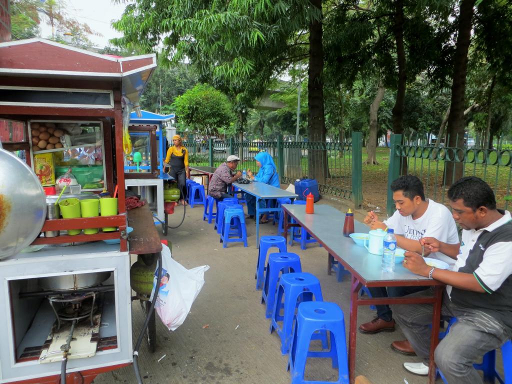 Essen auf der Strasse ist in Südostasien ganz normal, auch in Indonesien