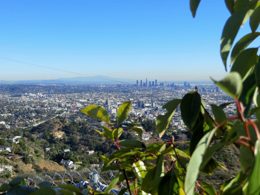 Eine spektakuläre Aussicht über Los Angeles vom Mulholland Drive aus.