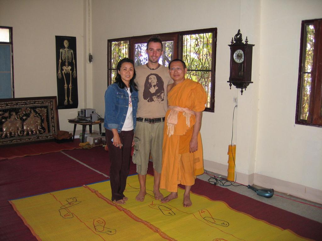 Marco im Meditations-Retreat in Thailand. Foto: Marco Buch von Life is a trip