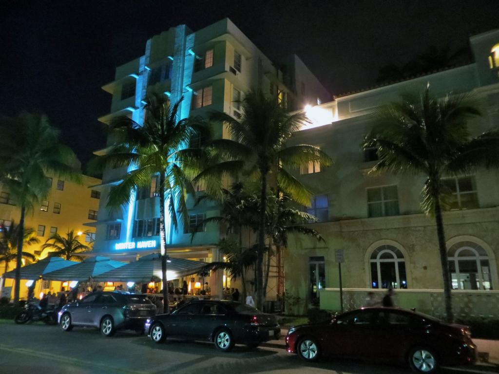 Nachts am Ocean Drive in Miami.