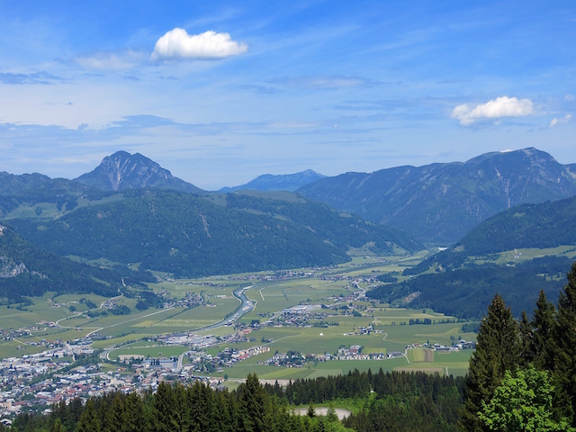 Sicht von den Alpen ins Tal in Tirol.